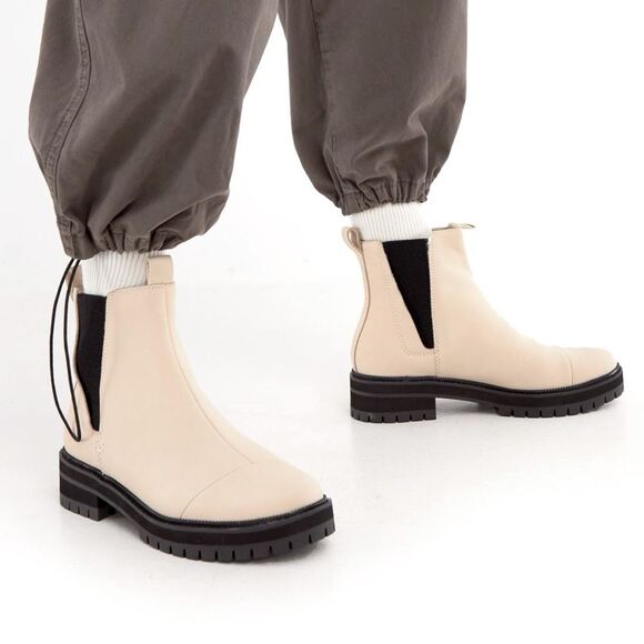 Toms Dakota NWT! Leather Chelsea Boots in Beige size 9.5 - Picture 1 of 8